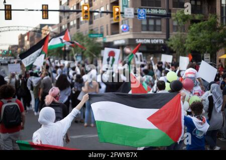 Columbus, Ohio, Stati Uniti. 21 Maggio 2021. I dimostranti marciano su North High St. Nel breve distretto del Nord mentre detengono varie bandiere palestinesi. I dimostranti si sono riuniti a Goodale Park a Columbus, Ohio, per radunare e marciare contro l'occupazione israeliana della Palestina. I dimostranti marciarono da Goodale Park su e giù per North High St. Per ore, ostruendo alcune delle strade principali fino a quando i dimostranti non tornarono a Goodale Park per una veglia a lume di candela per coloro che sono morti durante l'occupazione di Israele. Credit: Stephen Zenner/SOPA Images/ZUMA Wire/Alamy Live News Foto Stock