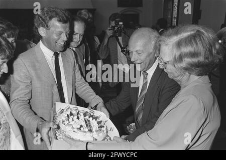 Ricevimento in occasione del sessantacinquesimo compleanno di J. den Uyl (leader dell'opposizione) a Ridderzaal l'Aia, Engwirda (l) con Den Uyl e moglie, 28 agosto 1 Foto Stock