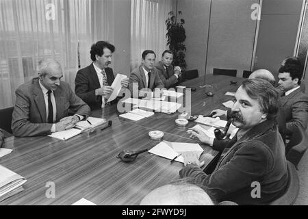 Il Ministro di destra Van der Louw (PvdA), di fronte a lui (sinistra) Jurgens (presidente NOS) e Spaan, 22 ottobre 1981, amministratori, ministri, riunioni, commercio Foto Stock