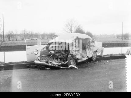 Grave incidente automobilistico nei pressi di Smilde a Drenthe, 11 gennaio 1961, incidenti automobilistici, Paesi Bassi, foto agenzia stampa del xx secolo, notizie da ricordare, documentario, fotografia storica 1945-1990, storie visive, Storia umana del XX secolo, che cattura momenti nel tempo Foto Stock