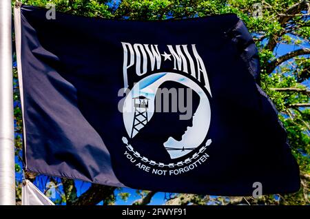 Una bandiera POW-mia per i prigionieri di guerra e i soldati mancanti in azione vola, 8 maggio 2021, al Guice Park a Biloxi, Mississippi. Foto Stock