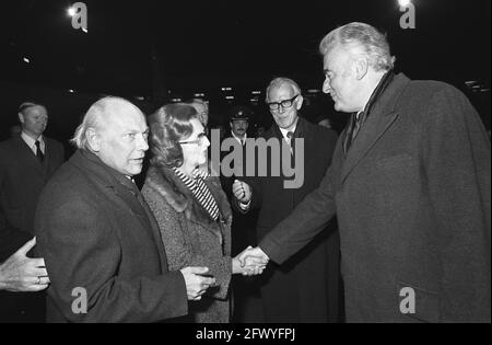 Il primo ministro australiano Edwin G. Whitlam e moglie all'aeroporto di Schiphol; Whitlam (r) saluta Den Uyl, 3 gennaio 1975, Paesi Bassi, foto dell'agenzia stampa del XX secolo, notizie da ricordare, documentario, fotografia storica 1945-1990, storie visive, Storia umana del XX secolo, che cattura momenti nel tempo Foto Stock