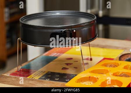 Dopo la cottura, la torta al formaggio si raffredda. Una ricetta dettagliata da Internet Foto Stock