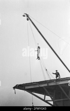 Isola REM occupata, l'elicottero sopra l'isola, 17 dicembre 1964, occupazioni, isole, I Paesi Bassi, foto agenzia stampa del XX secolo, notizie da ricordare, documentario, fotografia storica 1945-1990, storie visive, Storia umana del XX secolo, che cattura momenti nel tempo Foto Stock