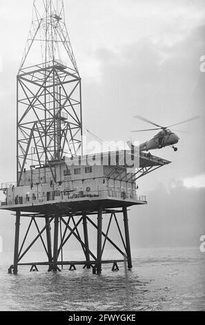 Isola REM occupata, l'elicottero sopra l'isola, 17 dicembre 1964, occupazioni, isole, Elicotteri, Paesi Bassi, foto agenzia stampa del XX secolo, notizie da ricordare, documentario, fotografia storica 1945-1990, storie visive, Storia umana del XX secolo, che cattura momenti nel tempo Foto Stock