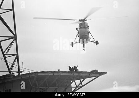 Isola REM occupata, l'elicottero sopra l'isola, 17 dicembre 1964, occupazioni, isole, Elicotteri, Paesi Bassi, foto agenzia stampa del XX secolo, notizie da ricordare, documentario, fotografia storica 1945-1990, storie visive, Storia umana del XX secolo, che cattura momenti nel tempo Foto Stock