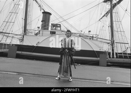 Replica della nave radar Koning Willem III battezzata Kanko Maus (Amsterdam); Sammourai davanti alla nave, 14 gennaio 1988, navi, Paesi Bassi; foto agenzia stampa del xx secolo, notizie da ricordare, documentario, fotografia storica 1945-1990, storie visive, Storia umana del XX secolo, che cattura momenti nel tempo Foto Stock