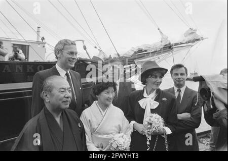 Replica della nave radar Koning Willem III battezzata Kanko Maus; compagnia (Broek e ospiti giapponesi) Watching, 14 gennaio 1988, navi, Paesi Bassi, foto agenzia stampa del xx secolo, notizie da ricordare, documentario, fotografia storica 1945-1990, storie visive, Storia umana del XX secolo, che cattura momenti nel tempo Foto Stock