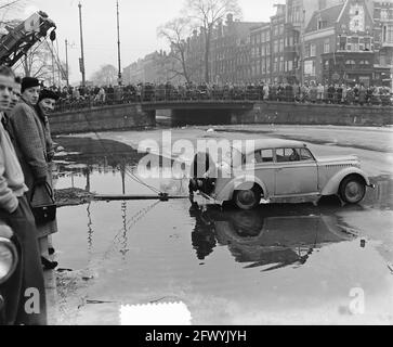 Auto sul canale congelato vicino al ponte Utrechtsestraat ad Amsterdam, 15 febbraio 1954, automobili, canali, Ghiaccio, incidenti stradali, inverni, Paesi Bassi, foto dell'agenzia stampa del XX secolo, notizie da ricordare, documentario, fotografia storica 1945-1990, storie visive, Storia umana del XX secolo, che cattura momenti nel tempo Foto Stock