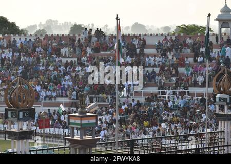 Riprese fotografiche della cerimonia di chiusura quotidiana del confine di Wagah-Attari che separa Pakistan e India. Foto Stock