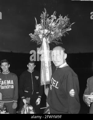 I Campionati del mondo di Revanches in bicicletta nello Stadio Olimpico . Tributo a Jan Derksen, qui con fiori, 12 agosto 1963, fiori, Tributi, sport, ciclismo, Paesi Bassi, foto agenzia stampa del XX secolo, notizie da ricordare, documentario, fotografia storica 1945-1990, storie visive, Storia umana del XX secolo, che cattura momenti nel tempo Foto Stock