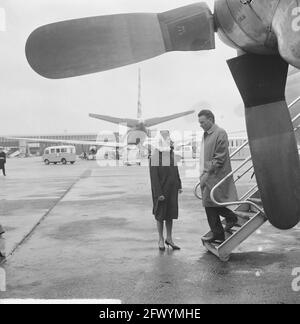 Richard Burton oggi alle riprese dell'aeroporto di Schiphol, scena girata sulla piattaforma [film The Spy Who Came in from the Cold], 26 aprile 1965, attori, film, Stelle cinematografiche, aeroporti, Paesi Bassi, foto agenzia stampa del XX secolo, notizie da ricordare, documentario, fotografia storica 1945-1990, storie visive, Storia umana del XX secolo, che cattura momenti nel tempo Foto Stock