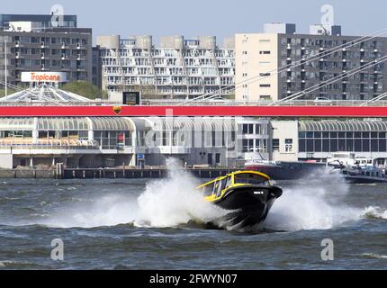 Rotterdam, Paesi Bassi. 21 Maggio 2021. Un taxi acqueo viaggia sul Maas. Credit: Soeren Stache/dpa-Zentralbild/dpa/Alamy Live News Foto Stock