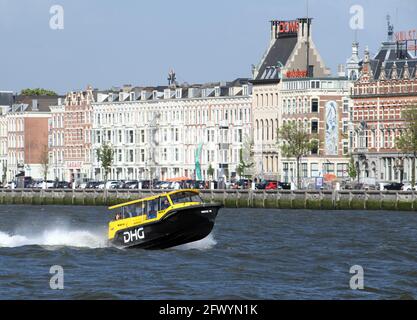 Rotterdam, Paesi Bassi. 21 Maggio 2021. Un taxi acqueo viaggia sul Maas. Credit: Soeren Stache/dpa-Zentralbild/dpa/Alamy Live News Foto Stock