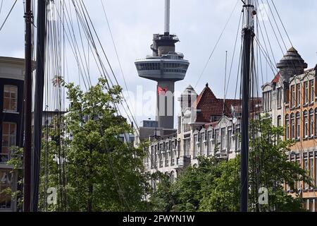 Rotterdam, Paesi Bassi. 21 Maggio 2021. La torre di osservazione Euromast sopra le case nel quartiere Nieuwe Werk, progettato dall'architetto Huig Maaskant. La torre fu costruita negli anni '60 per la mostra del giardino Floriade ed era inizialmente alta 101 metri. Negli anni '70, la 'Space Tower' è stata aggiunta in cima con altri 84 metri. Ad un'altezza di 96 metri, c'è una piattaforma per visitatori e un ristorante chiamato il Crow's Nest. Credit: Soeren Stache/dpa-Zentralbild/dpa/Alamy Live News Foto Stock