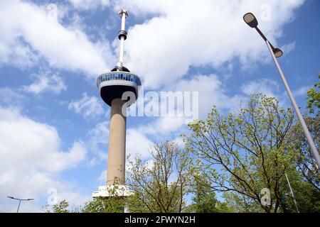 Rotterdam, Paesi Bassi. 21 Maggio 2021. La torre di osservazione Euromast progettata dall'architetto Huig Maaskant. La torre fu costruita negli anni '60 per la mostra giardino Floriade ed era inizialmente alta 101 metri. Negli anni '70, la 'Space Tower' è stata aggiunta in cima con altri 84 metri. Ad un'altezza di 96 metri, c'è una piattaforma per visitatori e un ristorante chiamato il Crow's Nest. Credit: Soeren Stache/dpa-Zentralbild/dpa/Alamy Live News Foto Stock