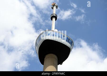 Rotterdam, Paesi Bassi. 21 Maggio 2021. La torre di osservazione Euromast progettata dall'architetto Huig Maaskant. La torre fu costruita negli anni '60 per la mostra giardino Floriade ed era inizialmente alta 101 metri. Negli anni '70, la 'Space Tower' è stata aggiunta in cima con altri 84 metri. Ad un'altezza di 96 metri, c'è una piattaforma per visitatori e un ristorante chiamato il Crow's Nest. Credit: Soeren Stache/dpa-Zentralbild/dpa/Alamy Live News Foto Stock