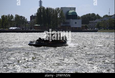 Rotterdam, Paesi Bassi. 21 Maggio 2021. Una barca naviga sul Maas. Credit: Soeren Stache/dpa-Zentralbild/dpa/Alamy Live News Foto Stock