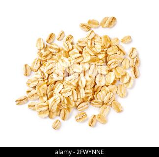Fiocchi OAT isolati su sfondo bianco. Fiocchi per farinata d'avena e muesli. Immagine pronta di fiocchi d'avena per la progettazione. Foto Stock