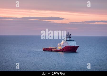 Myrtleville, Cork, Irlanda. 25 Maggio 2021. La nave di fornitura norvegese registrata in mare aperto Siam Diamond si trova all'alba al largo di Myrtleville, Co. Cork. Il rimorchiatore è una delle navi che prendono parte alla disattivazione del campo di gas Kinsale.- credito; David Creedon / Alamy Live News Foto Stock