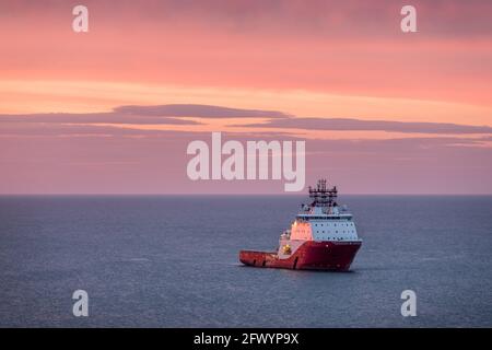 Myrtleville, Cork, Irlanda. 25 Maggio 2021. La nave di fornitura norvegese registrata in mare aperto Siam Diamond si trova all'alba al largo di Myrtleville, Co. Cork. Il rimorchiatore è una delle navi che prendono parte alla disattivazione del campo di gas Kinsale.- credito; David Creedon / Alamy Live News Foto Stock