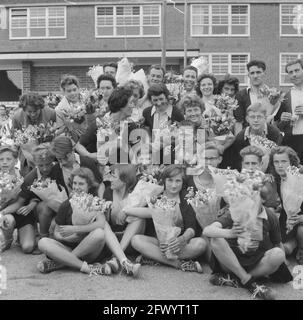 Rohda campione di korfball dopo aver sconfitto Archipel da 15-1. Portale con fiori, 4 maggio 1958, ritratti di gruppo, korfball, I Paesi Bassi, foto agenzia stampa del XX secolo, notizie da ricordare, documentario, fotografia storica 1945-1990, storie visive, Storia umana del XX secolo, che cattura momenti nel tempo Foto Stock