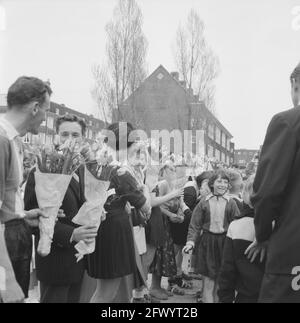 Rohda campione di korfball dopo aver sconfitto Archipel da 15-1. Dodici con fiori, 4 maggio 1958, ritratti di gruppo, korfball, I Paesi Bassi, foto agenzia stampa del XX secolo, notizie da ricordare, documentario, fotografia storica 1945-1990, storie visive, Storia umana del XX secolo, che cattura momenti nel tempo Foto Stock