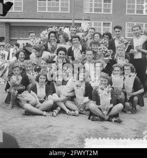 Rohda campione di korfball dopo aver sconfitto Archipel 15-1. Dodici con fiori, 4 maggio 1958, ritratti di gruppo, korfball, I Paesi Bassi, foto agenzia stampa del XX secolo, notizie da ricordare, documentario, fotografia storica 1945-1990, storie visive, Storia umana del XX secolo, che cattura momenti nel tempo Foto Stock