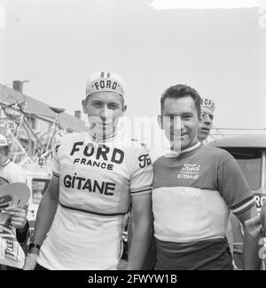 Tour dei Paesi Bassi, partenza ad Amstelveen, Jacques Anquetil (a sinistra) e Jean Stablinski, 12 maggio 1965, sport, ciclismo, I Paesi Bassi, foto agenzia stampa del XX secolo, notizie da ricordare, documentario, fotografia storica 1945-1990, storie visive, Storia umana del XX secolo, che cattura momenti nel tempo Foto Stock