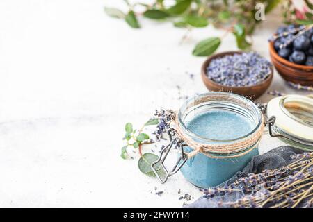 Ganache di lavanda fatte in casa con cioccolato bianco, crema e spirulina blu. Stile provenzale con lavanda. Messa a fuoco selettiva Foto Stock