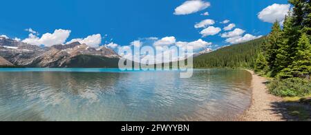 Vista panoramica del lago Bow nel Parco Nazionale di Banff, Montagne Rocciose, Canada. Foto Stock