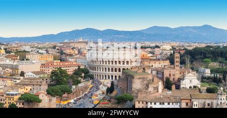 Colosseo a Roma. Skyline di Roma. Vista panoramica di Roma, Italia. Foto Stock