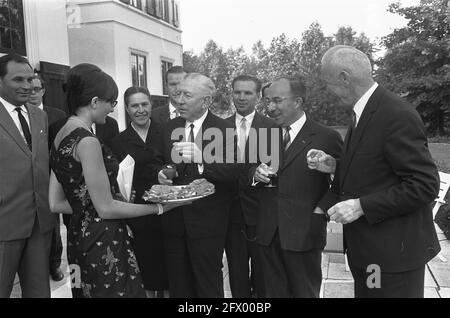 Russi come ospite a Catshuis, sulla destra accanto a Cals l'ambasciatore russo Tougarinov, 30 giugno 1966, ambasciatori, Paesi Bassi, foto agenzia stampa del xx secolo, notizie da ricordare, documentario, fotografia storica 1945-1990, storie visive, Storia umana del XX secolo, che cattura momenti nel tempo Foto Stock