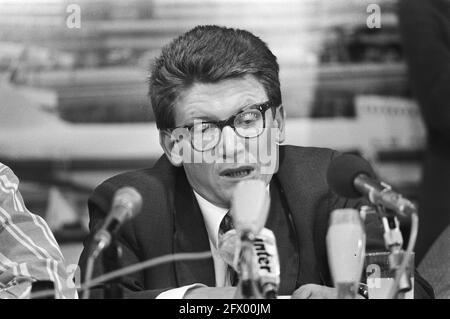 Il dissidente russo Amalrik e il marito di Schiphol, capo di Andrei Amalrik, 15 luglio 1976, Paesi Bassi, foto agenzia stampa del xx secolo, notizie da ricordare, documentario, fotografia storica 1945-1990, storie visive, Storia umana del XX secolo, che cattura momenti nel tempo Foto Stock