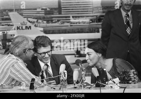 Dissidente russo Amalrik e marito all'aeroporto di Schiphol, Andrej Amalrik, 15 luglio 1976, Paesi Bassi, foto agenzia stampa del xx secolo, notizie da ricordare, documentario, fotografia storica 1945-1990, storie visive, Storia umana del XX secolo, che cattura momenti nel tempo Foto Stock