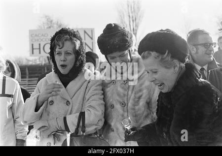 Gare di pattinaggio Netherlands Comedy sulla pista di Jaap Eden. Merel Laseur, Ina van Faassen e Mary Dresselhuys come spettatori, 8 gennaio 1968, TOESCHOWERS, WEDSTRIJES, Pattinaggio, sport, Paesi Bassi, foto agenzia stampa del XX secolo, notizie da ricordare, documentario, fotografia storica 1945-1990, storie visive, Storia umana del XX secolo, che cattura momenti nel tempo Foto Stock