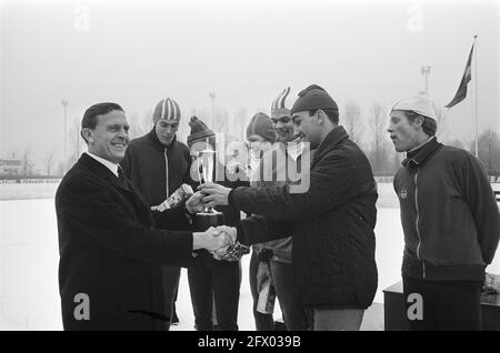 Gare di pattinaggio di velocità per la IJssel Cup di Deventer. Piet Bergstrom, direttore della pista di pattinaggio su ghiaccio, presenta la IJsselcup a Schenk, Olof, Eriks, Krook, De Groot e Meyer, 22 novembre 1969, WEDESDAY, registi, piste di ghiaccio, Pattinaggio, sport, Paesi Bassi, foto agenzia stampa del XX secolo, notizie da ricordare, documentario, fotografia storica 1945-1990, storie visive, Storia umana del XX secolo, che cattura momenti nel tempo Foto Stock