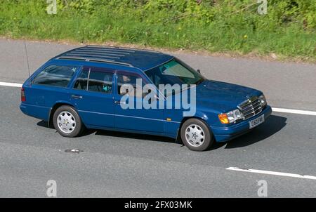 1987 80s blu Mercedes Benz 200T 1997cc benzina station wagon; traffico veicolare, veicoli in movimento, automobili classiche tedesche, veicoli anni '70 che guidano su strade britanniche, motori, motori sulla rete stradale autostradale M6 nel Regno Unito. Foto Stock