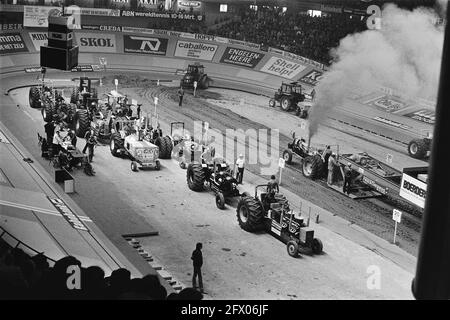 Gare europee di traino per trattori al coperto ad Ahoy Rotterdam; panoramica, 23 febbraio 1980, trattori, I Paesi Bassi, foto agenzia stampa del XX secolo, notizie da ricordare, documentario, fotografia storica 1945-1990, storie visive, Storia umana del XX secolo, che cattura momenti nel tempo Foto Stock