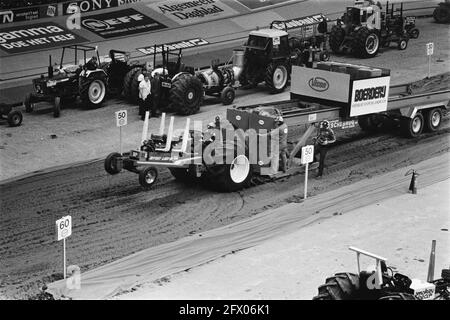 Gare europee di traino per trattori al coperto ad Ahoy Rotterdam; trattori in aumento, 23 febbraio 1980, trattori, I Paesi Bassi, foto agenzia stampa del XX secolo, notizie da ricordare, documentario, fotografia storica 1945-1990, storie visive, Storia umana del XX secolo, che cattura momenti nel tempo Foto Stock