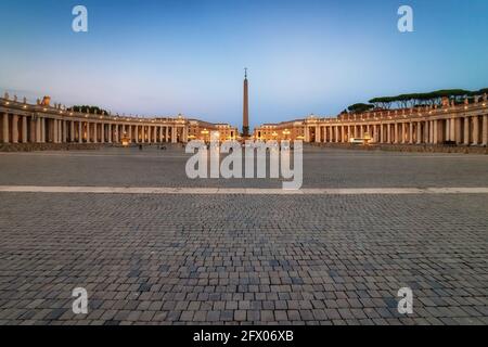 Crepuscolo in Piazza San Pietro vuota nella Città del Vaticano. Foto Stock