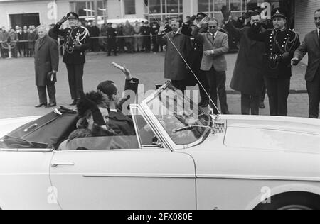 I genitori e le due sorelle di Don Carlos all'aeroporto di Schiphol, la Principessa Irene e il Principe Carlos in auto all'aeroporto di Schiphol, 10 febbraio 1964, principesse, Paesi Bassi, foto agenzia stampa del xx secolo, notizie da ricordare, documentario, fotografia storica 1945-1990, storie visive, Storia umana del XX secolo, che cattura momenti nel tempo Foto Stock