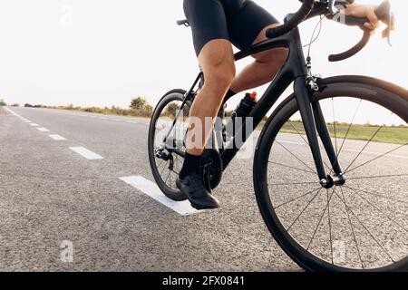 Bici da corsa professionale su strada asfaltata Foto Stock