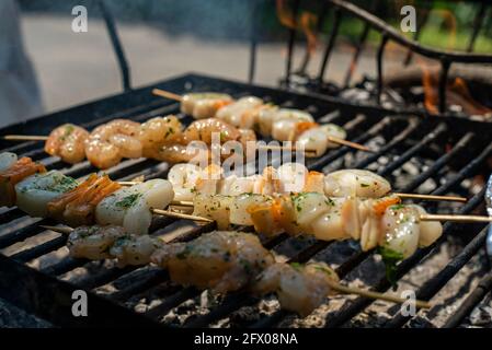 Spiedini di pesce sulla griglia 2 Foto Stock