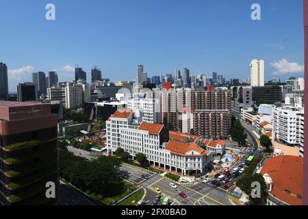 Singapore. 25 Maggio 2021. La foto scattata il 25 maggio 2021 mostra parte dello skyline della città di Singapore. Il Ministero del Commercio e dell'industria di Singapore ha annunciato martedì che l'economia del paese si è ampliata del 1.3% su base annua nel primo trimestre del 2021. Nel frattempo, ha mantenuto le previsioni di crescita del PIL per l'anno al 4-6%. Credit: Allora Chih Wey/Xinhua/Alamy Live News Foto Stock