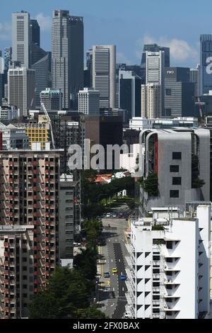 Singapore. 25 Maggio 2021. La foto scattata il 25 maggio 2021 mostra parte dello skyline della città di Singapore. Il Ministero del Commercio e dell'industria di Singapore ha annunciato martedì che l'economia del paese si è ampliata del 1.3% su base annua nel primo trimestre del 2021. Nel frattempo, ha mantenuto le previsioni di crescita del PIL per l'anno al 4-6%. Credit: Allora Chih Wey/Xinhua/Alamy Live News Foto Stock