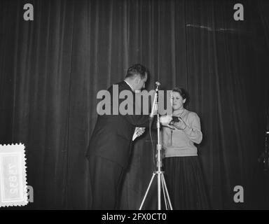 AVRO elezione Sporter dell'anno 1955. Cerimonia di premiazione nel Minervapavilion di Amsterdam. Il nuotatore Lenie de Nijs (4° posto) viene premiato dal Sig. D. Repko, direttore dell'AVRO, 8 febbraio 1956, cerimonie di premiazione, atleti, Premi sportivi, Paesi Bassi, foto agenzia stampa del XX secolo, notizie da ricordare, documentario, fotografia storica 1945-1990, storie visive, Storia umana del XX secolo, che cattura momenti nel tempo Foto Stock