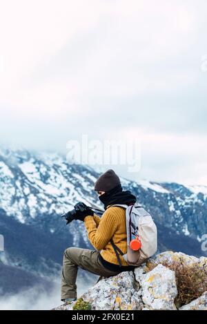 Vista laterale della padrona di casa che corre con il cane Collie confine al guinzaglio mentre si diverte durante la passeggiata in città Foto Stock