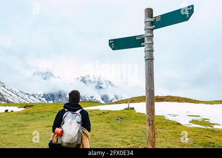 Vista posteriore della saccopelatrice femminile in piedi contro il palo in Peak Dell'Europa Foto Stock