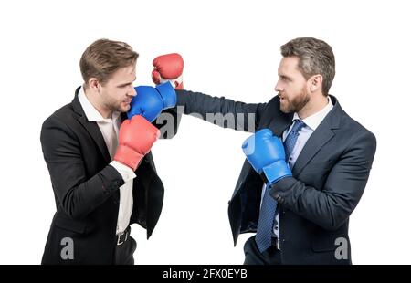 due uomini d'affari in pugilato guanti punzonatura per la leadership isolato su bianco, lotta di affari Foto Stock